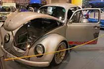 VW Käfer in Silber auf der Essen Motor Show 2015.