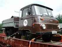 Robur auf einen Flachwagen geladen am 11.08.2007 im Bahnhof Bertsdorf