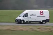 Mitzieher im Straßenverkekr Fiat Ducato Kastenwagen 33 L3H2 der Druckerei Erdtmann auf der K11 von Übach-Palenberg nach Herbach am 18.3.2016