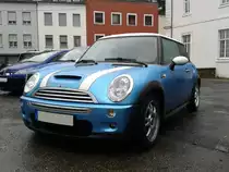 BMW Mini Cooper S am 20.02.2016 auf einem Parkplatz in Trier