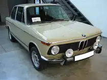 BMW 2002. 1968 - 1975. Hier wurde ein Modell ab September 1973 abgelichtet. Dieses ist am schwarzen Kunststoffkühlergrill und den Kopdstützen an den Sitzen erkennbar. Der Wagen ist im Farbcode 06 = Sahara lackiert. Classic Remise Düsseldorf am 20.03.2016.