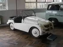 Automuseum Schramberg am 12.3.2016: Kleinschnittger
Dieses Auto verfügte über keinen Rückwärtsgang! Als Nothilfe hatte man daher auf der Fahrerseite einen Besenstil, den man durch ein Loch im Bodenblech führen und sich damit behelfsmäßig abdrücken konnte. Bei diesem Modell in Schramberg war dieses Utensil und das Loch im Bodenblech aber nicht mehr vorhanden. 