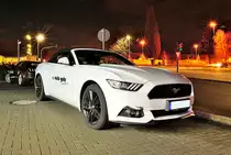Ford Mustang Convertible, Nachtaufnahme beim Autohändler, Leistung: 233 kW/317 PS, 2.300 cm³, Höchstgeschwindigkeit 234 km/h. Aufnahme am 23.3.2016 in Alsdorf