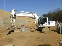 Komatsu PC 240 NLC-10 auf einer Baustelle bei Contern (Lux.), 13.03.2016