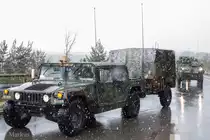 M998 HMMWV (High Mobility Multipurpose Wheeled Vehicle) und M1102 HMT (High Mobility Trailer) des 1/2CAV 1st Squadron, 2nd Cavalry Regiment   War Eagle  (HHT  Mustangs )  der U.S.ARMY. Konnte ich zwischen dem Gewerbegebiet Theuern und Ensdorf, am 01.April 2015 fotografieren.