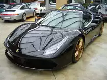 Ferrari 488 GTB. Das 2015 vorgestellt Modell 488 ist als GTB = Coupe oder 488 Spider = Cabriolet lieferbar. Der V8-motor mit Biturbolader leistet 670 PS aus 3902 cm³ Hubraum. Classic Remise Düsseldorf am 25.03.2016.