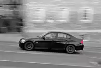 Mitzieher im Straßenverkekr, schwarzer 3er BMW auf der L 232 in Herzogenrath am 30.10.2015 , Colorkey