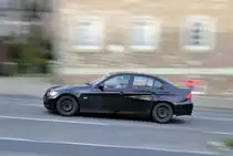 Mitzieher im Straßenverkekr, schwarzer 3er BMW auf der L 232 in Herzogenrath am 30.10.2015 , oder lieber in Bunt mit Tiltshift