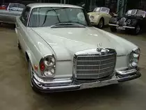 Mercedes Benz W111 E28 Coupe. 1967 - 1971. Hier wurde ein Coupe in der US-Ausführung, erkennbar an den Sealed-Beam Doppelscheinwerfern und den seitlichen Begrenzungsleuchten abgelichtet. Das in 3797 Einheiten produzierte Coupe hat einen 6-Zylinderreihenmotor und leistet 160 PS aus 2778 cm³ Hubraum. Classic Remise Düsseldorf am 20.03.2016.