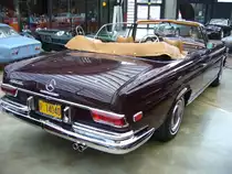 Heckansicht eines Mercedes Benz W111 E28 Cabriolet. 1967 - 1971. Classic Remise Düsseldorf am 20.03.2016.
