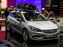 Opel Astra K Sports Tourer, ausgestellt auf dem Autosalon Genf 2016.