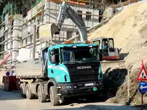 SCANIA G440 mit Meiller-Kipperaufbau, wird mit Aushubmaterial beladen; 160317