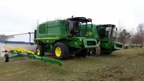 2 John Deere Mähdrescher W540 und S670i zusehn auf der Kotschenreuther Hausmesse in Zeulenroda-Triebes am 08.03.16
