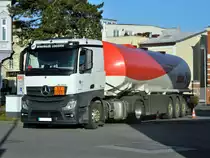 Mercedes-Benz Actros 184D Tanklastzug für  Star  am 28.03.2016 in Leipzig beim Entladen.