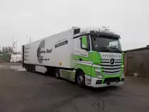 Polnischer Mercedes Kühllaster,am 13.März 2016,im Freester Hafen.