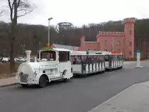 Die  Gummieisenbahn ,am 21.März 2016,beim Baumwipfelpfad in Prora.