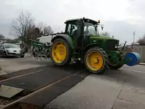 John Deere-6320; quert mit Landwirtschaftlicher Ausrüstung einen Bahnübergang; 160323