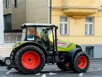 CLAAS AXOS-340, absolviert im Stadtgebiet bei rasantem Tempo ein riskantes Wendemanöver; 160114