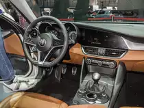 Alfa-Romeo Giulia (Interieur), gesehen auf dem Autosalon Genf 2016.