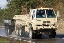 Oshkosh FMTV M1084 A1P2 5to Cargo Truck FMTV (Family of Medium Tactical Vehicles) mit M1095 MTV (Medium Tactical Vehicle) 5-Tonnen Cargo-Trailer des FA/2 CAV  Field Artillery Squadron, 2d Cavalry Regiment (der U.S.ARMY. Konnte ich zwischen dem Gewerbegebiet Theuern und Ensdorf, am 01.April 2015 fotografieren.
