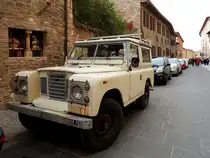 LAND-ROVER Serie-II, in der Innenstadt von Assisi; 151025
