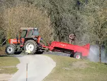 FIATAGRI 60-88DT  wird samt Miststreuer nach getaner Arbeit wieder ordentlich gereinigt; 150318