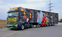 Mercedes-Benz Actros Gigaspace Kühlkoffer-Sattelzug.
Spedition Schumacher Würselen, Showtruck Kaiser Karl-Truck.
Bei Mercedes Zittel in Alsdorf am 2.4.2016.
Herpa präsentiert ihn als, Weltgeschichte Nr. 14 -  Karl der Große 
		

