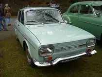 Renault R10 Major. 1965 - 1971. Der R10 basierte auf dem Fahrgestell des R8, hatte aber eine um 20 cm verlängerte Karosserie. Der im Heck verbaute 4-Zylinderreihenmotor leistete bis 1969 45 PS aus 1108 cm³ Hubraum. Ab 1969 wurde der 1289 cm³ Motor des neuen R12 verbaut. Dieser hatte eine Leistung von 48 PS. Hier wurde ein Modell ab Baujahr 1969 abgelichtet. Dieses ist an den rechteckigen Frontscheinwerfern erkennbar. Oldtimertreffen  Schwarzwaldhaus  im Neandertal am 03.04.2016.