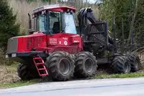 Valmet 860.4 in einem Waldgebiet am Ortsrand von Regen 06.04.2016