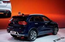Kia Niro (Rückansicht), der neue Hybrid von Kia mit der gleichen Technologie als der Hyundai Ioniq, nur in SUV-Form. Autosalon Genf 2016.