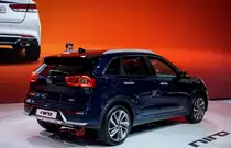 Kia Niro (Rückansicht), der neue Hybrid von Kia mit der gleichen Technologie als der Hyundai Ioniq, nur in SUV-Form. Autosalon Genf 2016.