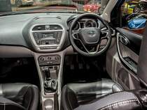 Interieur der Tata Tiago. Sitzprobe auf dem Autosalon Genf 2016