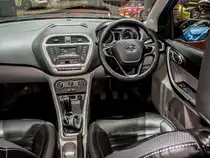 Interieur der Tata Tiago. Sitzprobe auf dem Autosalon Genf 2016