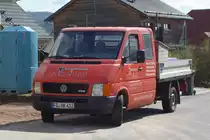 VW LT TDI von  HOKA-Bau  steht auf einer Baustelle in 36100 Petersberg-Marbach im April 2016
