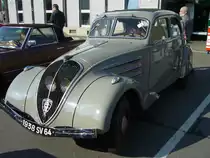 Peugeot 402 Legere. 1935 - 1942. Dieses innovative Modell gab es in etlichen Karosserievarianten. Das Modell mit Kombiaufbau (Camionette), musste sogar während des 2. Weltkrieges für die deutsche Wehrmacht als Sanitätskraftwagen weiter gebaut werden. Der ab 1938 verbaute 4-Zylinderreihenmotor leistet 62 PS aus 2142 cm³ Hubraum. Außengelände der Techno Classica am 09.04.2016.