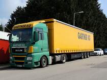 MAN TGX18-440 von Gartner-KG wartet die Wochenendruhe auf einem abschüssigen Straßenstück ab; 160410