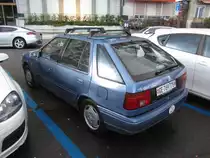 Die Schweiz ist für den hohen Lebensstandard bekannt. Genau deswegen ist es immer schön zu sehen, dass noch Bürger gibt, die trotz des Wohlstandes Ihr altes Auto mit großer Treue behalten. Das Auto wurde sicherlich nicht aus Not behalten, sondern aus Liebe. Es ist besonders herzerwärmend, dass ein so einfaches, unchacarteristiches, unwichtiges, innovationsloses  graues  Produkt auf einem hohen Niveau am Leben gehalten wird.
Der kleine Hyundai hat mit Sicherheit in den letzten 20 Jahren seine Arbeit zuverlässig  gemacht, und seinen Status verdient.
Das in Ehre gehaltene Auto habe ich in einem eleganten Viertel von Genf am 04.03.2016 gesehen.