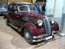 BMW 326 Limousine. 1936 - 1941. Komfort und Repräsentation waren bei diesem erfolgreichsten BMW der Vorkriegszeit mehr betont als Leistung und Sportlichkeit. Die Karosserie der Limousine wurde bei Ambi-Budd in Berlin gepresst. Eine solche viertürige Limousine schlug mit RM 4450,00 zu Buche. Dafür bekam der Käufer ein Reisemobil, das aus seinem
6-Zylinderreihenmotor 50 PS aus 1971 cm³ Hubraum leistet. Techno Classica am 09.04.2016.