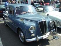 Lancia Appia. 1953 - 1963. Während der elfjährigen Bauzeit gab es drei Baureihen. Hier wurde ein Fahrzeug der zweiten Serie (1956 - 1959) abgelichtet. Der V4-motor leistet 43 PS aus 1089 cm³ Hubraum. Außengelände der Techno Classica am 09.04.2016.