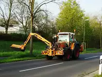 Stadt Maitnal Fendt Vario 312 mäht Rasen am 14.04.16 in Hochstadt