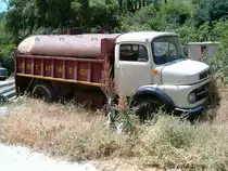 Wahrscheinlich ein ausgedienter Mercedes 322 in Griechenland im Juni 2008.
