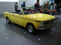 BMW 1600 Cabriolet 2/2 Sitze. 1967 - 1971. Von diesem wenig verwindungssteifen Cabriolet wurden 1682 Einheiten beim Karosseriebauer Baur/Stuttgart montiert. Der seitlich nach rechts geneigte 4-Zylinderreihenmotor leistet 85 PS aus 1573 cm³ Hubraum. Techno Classica Essen am 09.04.2016.