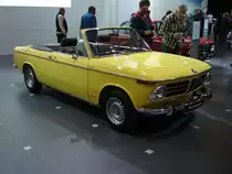 BMW 1600 Cabriolet 2/2 Sitze. 1967 - 1971. Von diesem wenig verwindungssteifen Cabriolet wurden 1682 Einheiten beim Karosseriebauer Baur/Stuttgart montiert. Der seitlich nach rechts geneigte 4-Zylinderreihenmotor leistet 85 PS aus 1573 cm³ Hubraum. Techno Classica Essen am 09.04.2016.
