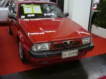 Alfa Romeo 75 1.8 Turbo America. 1985 - 1992. Die Modellreihe 75 wurde als Nachfolgerin für die Giulietta eingeführt. Es gab etliche 4- und 6-Zylindervarianten als Benzin- und Dieselmodelle. Hier wurde ein 1989´er Turbo America abgelichtet. Der Turboaufgeladene 
4-Zylinderreihenmotor leistet 155 PS (Italienausführung) aus 1779 cm³ Hubraum. Techno Classica Essen am 09.04.2016.