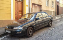 Kia Sephia. Aufnahmedatum: 02.04.2016. Den gleichen Exemplar habe ich vor mehr als 6 (!) Jahren in der gleichen Strasse gesehen (http://www.fahrzeugbilder.de/1024/kia-sephiaceed-vorgaenger--29447.jpg). Gut, dass das Auto sich für einen guten Zustand freuen kann!