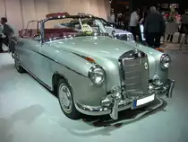 Mercedes Benz W180 II 220 S Cabriolet. 1956 - 1959. Während der vierjährigen Produktionszeit verkaufte Mercedes Benz 2178 solcher Cabriolets. Der Einstiegspreis lag bei DM 21500,00. Der 6-Zylinderreihenmotor leistet 106 PS aus 2195 cm³. Techno Classica Essen am 09.04.2016.