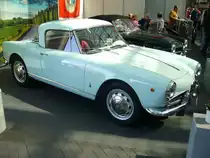Alfa Romeo Giulietta Spider. 1955 - 1962. Dieses zeitlos schöne Modell wurde von Pininfarina gezeichnet. Während seiner achtjährigen Bauzeit verkaufte Alfa Romeo ca. 17000 dieser schnittigen Cabriolets. Der 4-Zylinderreihenmotor leistet 80 PS aus 1290 cm³ Hubraum. Der abgelichtete Spider ist mit einem seltenem Hardtop Dach versehen. Techno Classica Essen am 09.04.2016.