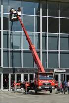 . Fensterputzen am Kölner Hbf. MAN 8-163 mit Hebebühneaufbau, auf Stützen abgestellt.  11.04.2015