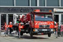 . MAN 8-163 mit Hebebühneaufbau, auf Stützen abgestellt, auf dem Vorplatz am Hauptbahnhof in Köln.  11.04.2015