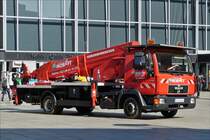 . MAN 8-163 mit Hebebühneaufbau rangiert zum Fensterputzen auf  dem Vorplatz am Hauptbahnhof in Köln.  11.04.2015